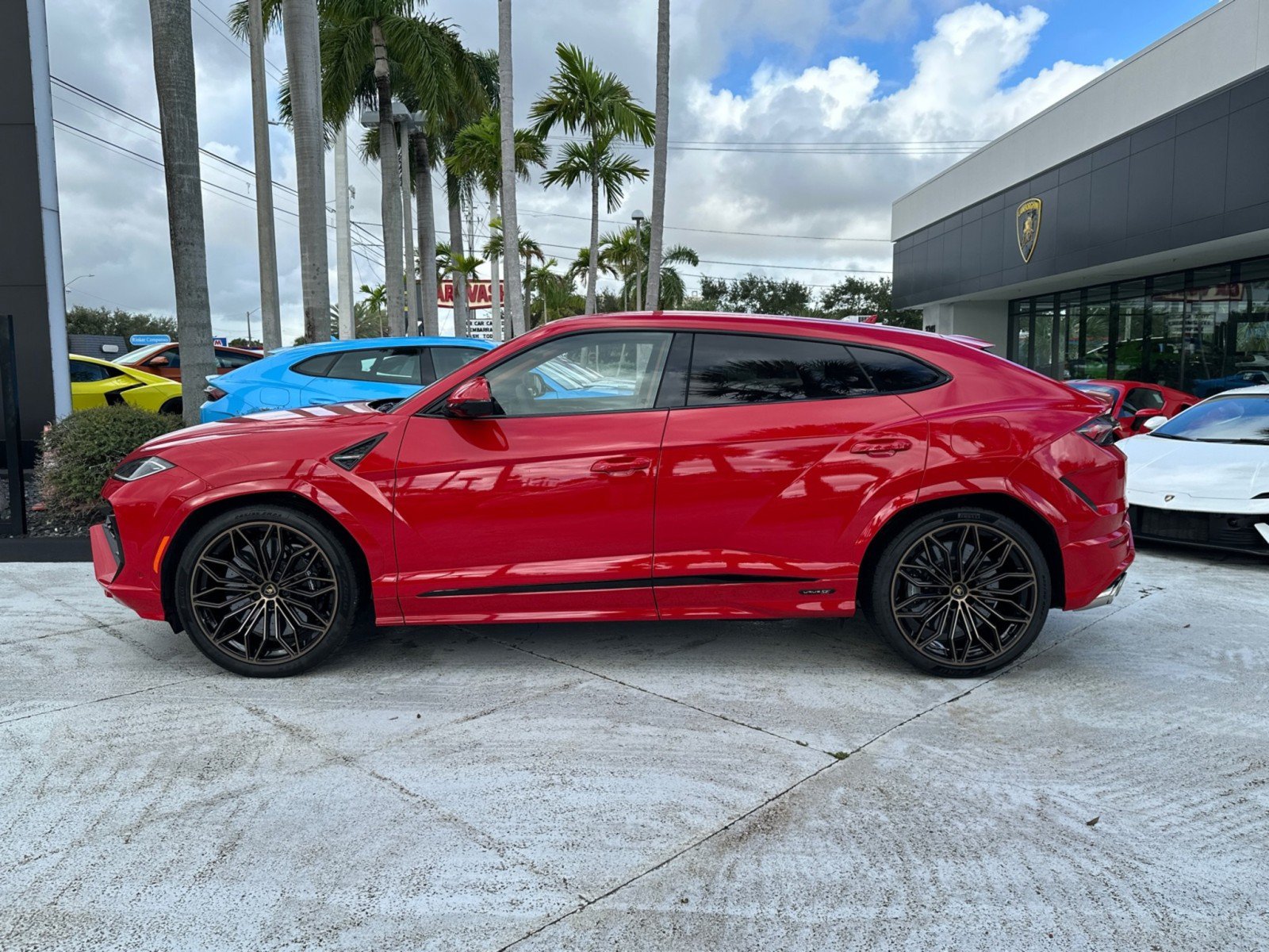Used 2026 Lamborghini Urus SE AWD/4WD image 2