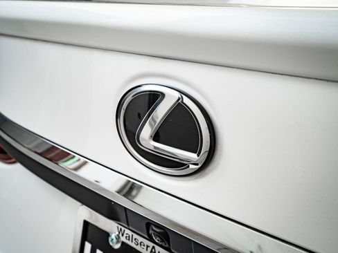 Certified 2023 Lexus ES 250 w/ Premium Package image 18