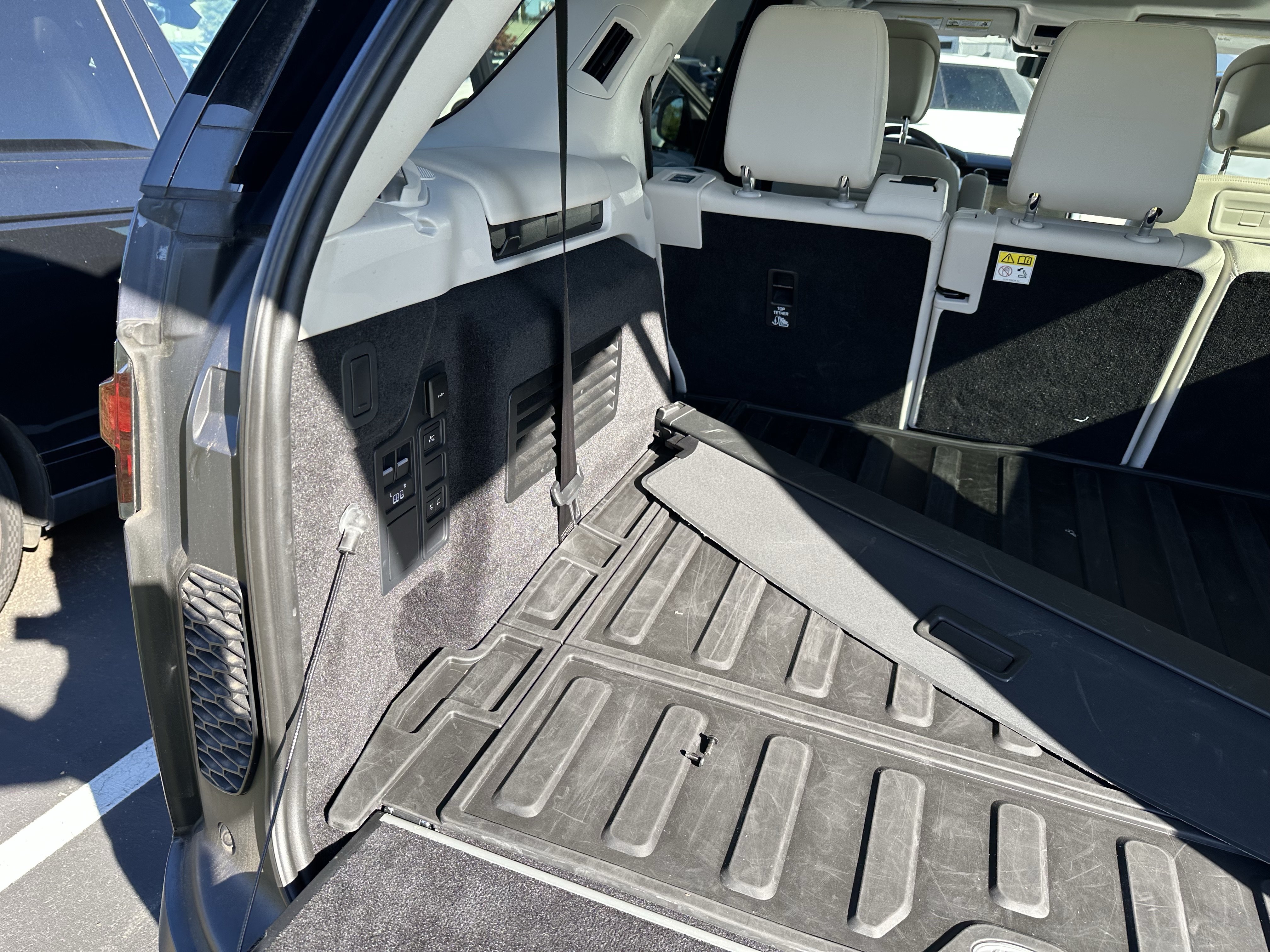 Certified 2024 Land Rover Discovery S AWD/4WD image 37
