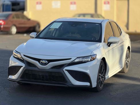 Used 2022 Toyota Camry SE FWD image 3
