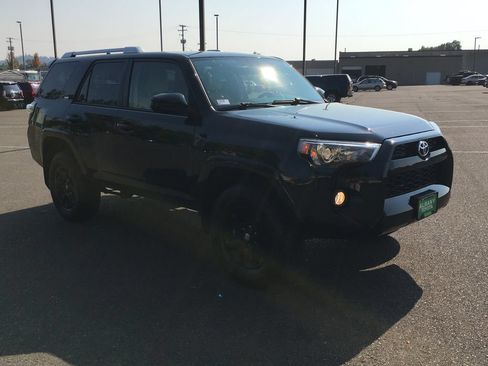 Used 2018 Toyota 4Runner SR5 AWD/4WD image 9