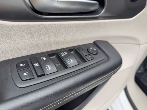 Used 2024 Chrysler Pacifica Touring-L FWD image 9