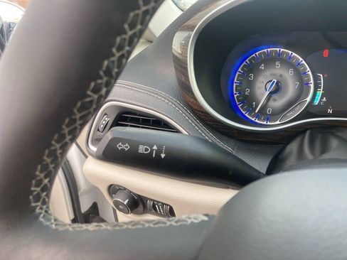 Used 2023 Chrysler Pacifica Limited FWD image 25