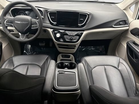Used 2023 Chrysler Pacifica Touring-L FWD image 14