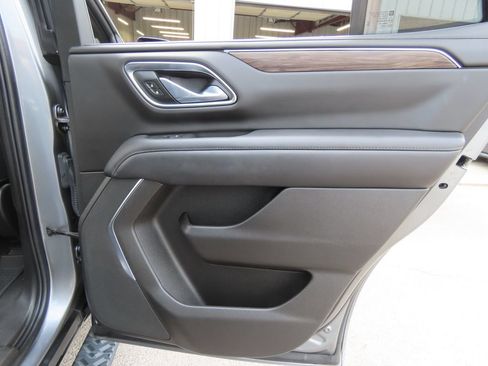 Used 2021 Chevrolet Tahoe Z71 w/ Luxury Package AWD/4WD image 30