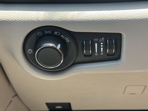Used 2023 Chrysler Voyager LX FWD image 13