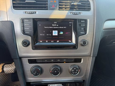 Used 2015 Volkswagen Golf TDI S image 9