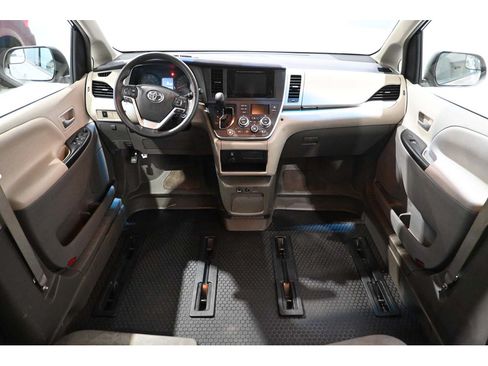 Used 2015 Toyota Sienna LE FWD image 21