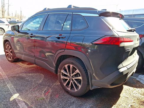 Used 2022 Toyota Corolla Cross XLE w/ Convenience Package image 2
