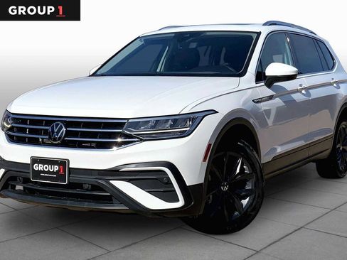 Used 2022 Volkswagen Tiguan SE FWD image 1