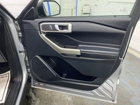 Used 2023 Ford Explorer XLT w/ Equipment Group 202A AWD/4WD image 18