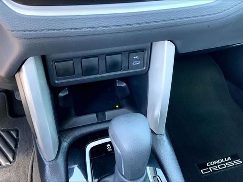 Used 2025 Toyota Corolla Cross LE FWD image 35