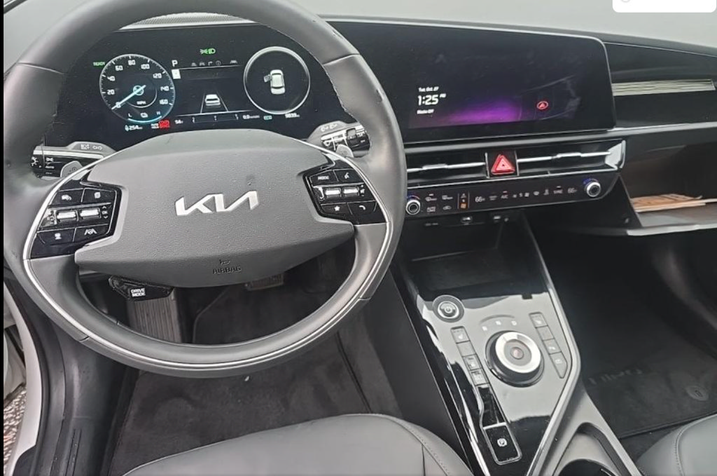 Used 2024 Kia Niro Wind w/ Wind Preserve Package FWD image 3