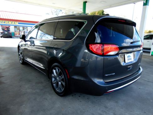 Used 2018 Chrysler Pacifica Limited w/ Tire & Wheel Group image 4