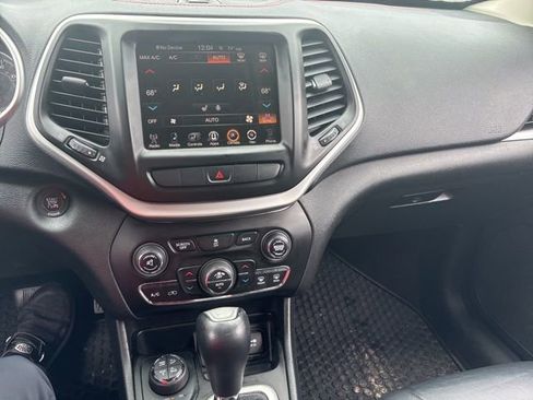 Used 2014 Jeep Cherokee Trailhawk w/ Comfort/Convenience Group AWD/4WD image 16