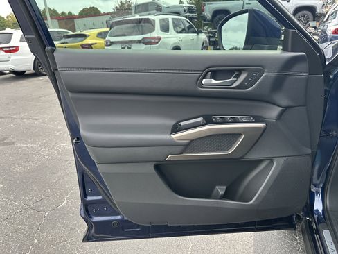 Used 2025 Nissan Pathfinder Platinum image 11