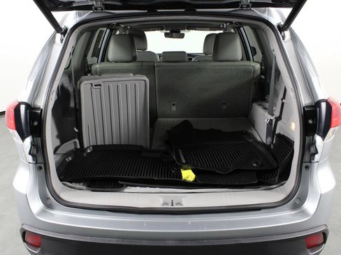 Used 2019 Toyota Highlander XLE AWD/4WD image 17