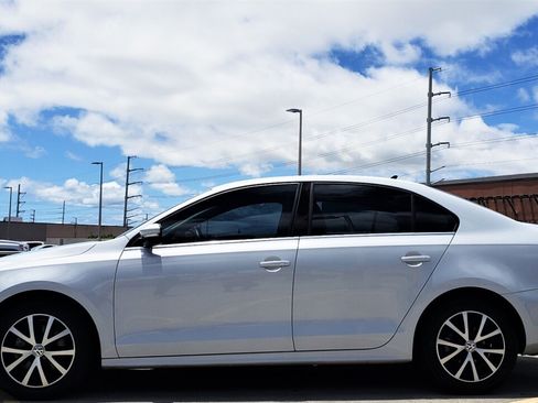 Used 2017 Volkswagen Jetta SE FWD image 2