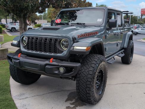 Used 2024 Jeep Gladiator Mojave AWD/4WD image 5