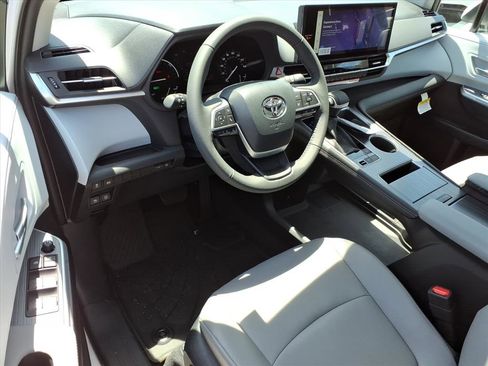 New 2026 Toyota Sienna XLE AWD/4WD image 11