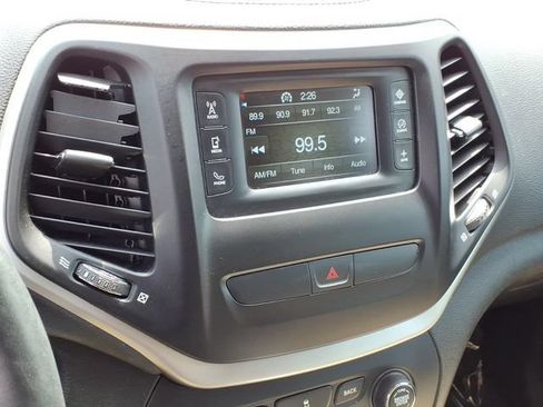 Used 2016 Jeep Cherokee Latitude w/ Cold Weather Group AWD/4WD image 23