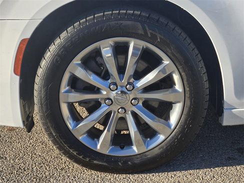 Used 2018 Chrysler 300 Limited image 11