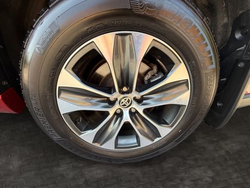 Used 2025 Toyota Highlander XLE AWD/4WD image 9