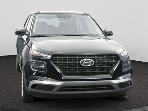 Used 2025 Hyundai Venue SE image 1