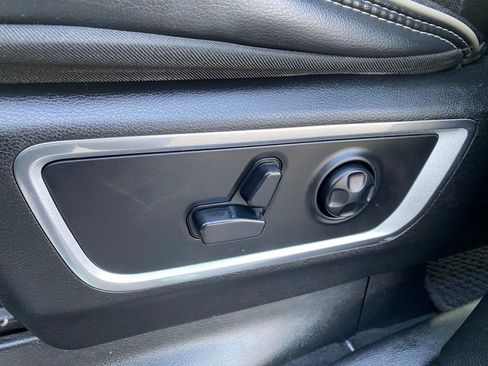 Used 2019 RAM 1500 Laramie AWD/4WD image 11