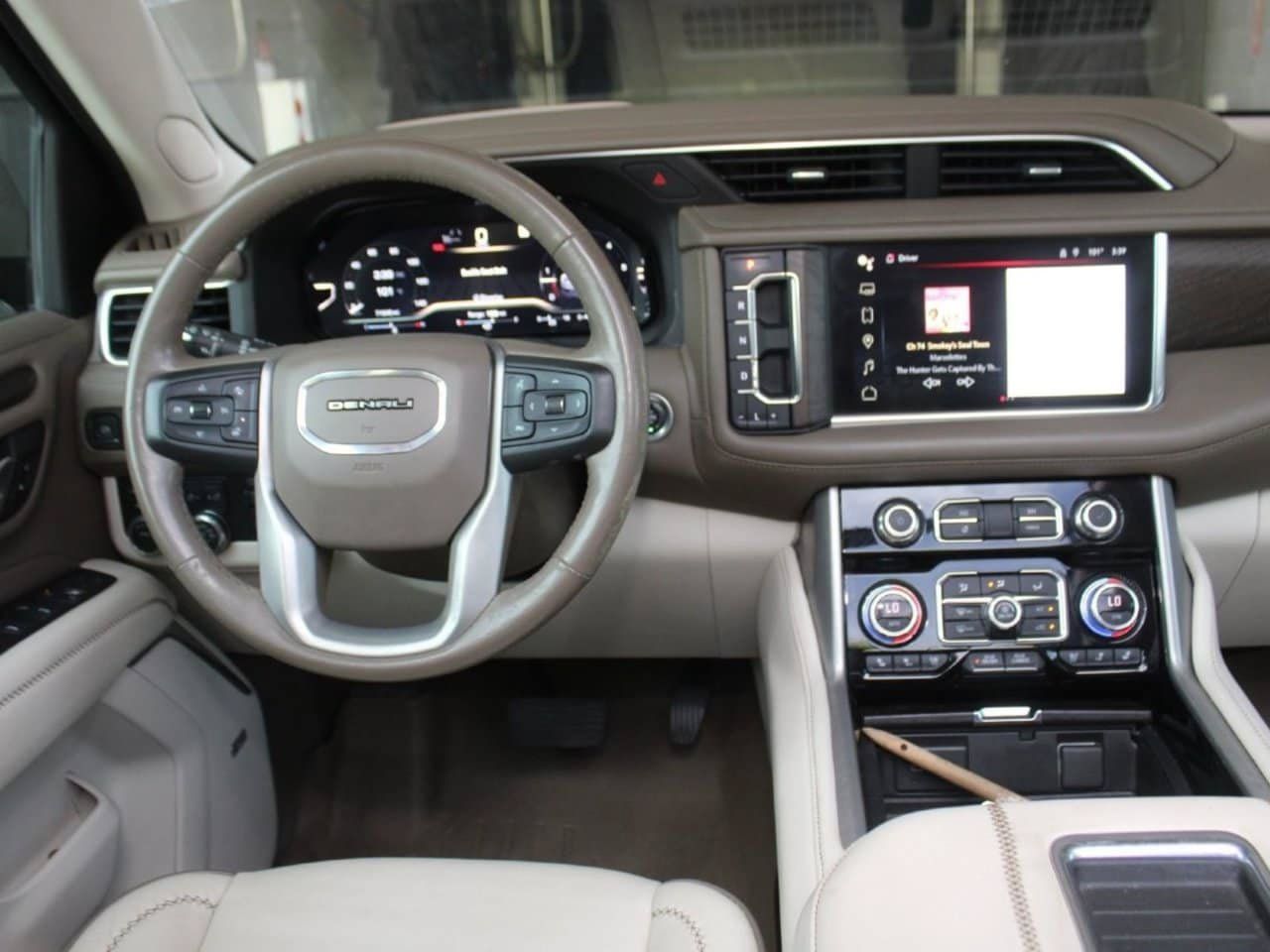 Used 2022 GMC Yukon Denali w/ Denali Premium Package AWD/4WD image 19