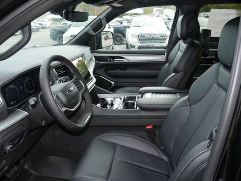 Used 2025 Jeep Wagoneer Series II image 2