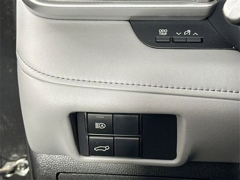 Used 2022 Toyota Highlander XLE image 23