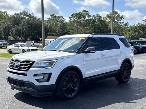 Used 2017 Ford Explorer XLT w/ Equipment Group 202A FWD image 4