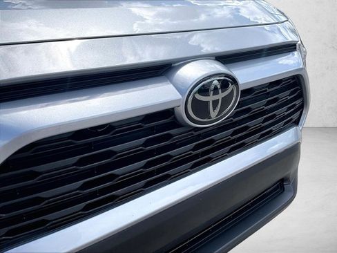 Used 2020 Toyota RAV4 LE FWD image 27