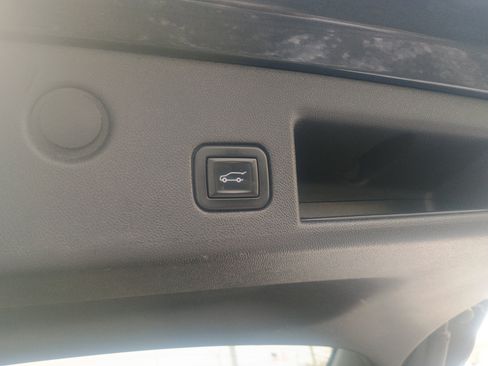 Used 2020 Chevrolet Equinox LT w/ Driver Convenience Package image 13