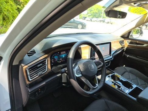 Used 2025 Volkswagen Atlas SE AWD/4WD image 14