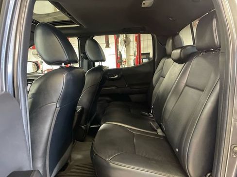 Used 2022 Toyota Tacoma TRD Sport w/ TRD Premium Sport Package AWD/4WD image 24