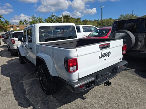Used 2023 Jeep Gladiator Overland image 4