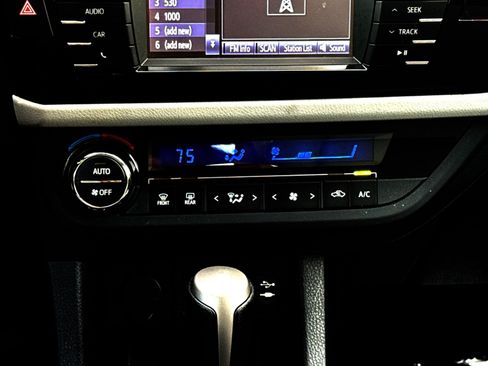 Used 2015 Toyota Corolla LE FWD image 20
