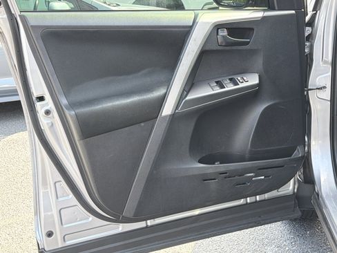 Used 2016 Toyota RAV4 LE FWD image 16