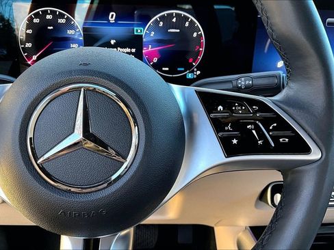 Used 2025 Mercedes-Benz GLB 250 4MATIC image 21
