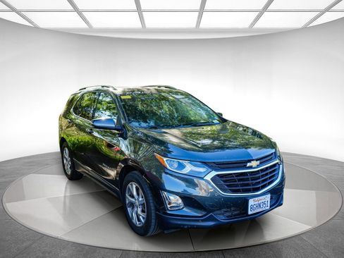 Used 2019 Chevrolet Equinox LT w/ Sun & Navigation Package AWD/4WD image 2