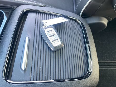 Used 2026 Chrysler Pacifica Limited FWD image 33