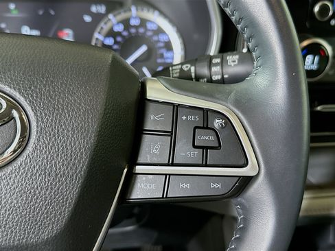 Used 2022 Toyota Highlander XLE FWD image 17