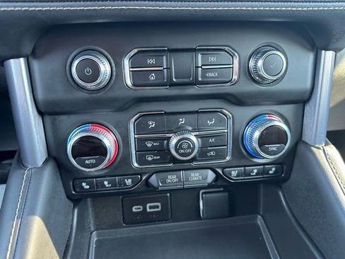 Used 2024 GMC Yukon XL SLT AWD/4WD image 52
