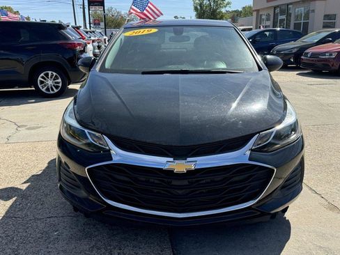 Used 2019 Chevrolet Cruze LT image 2