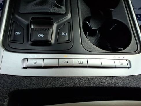 Used 2025 Kia Carnival FWD image 17