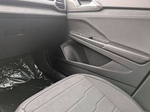 New 2026 Volkswagen Taos SE FWD image 17