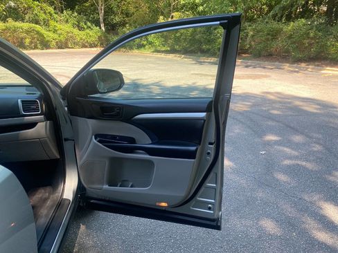 Used 2019 Toyota Highlander Plus FWD image 44