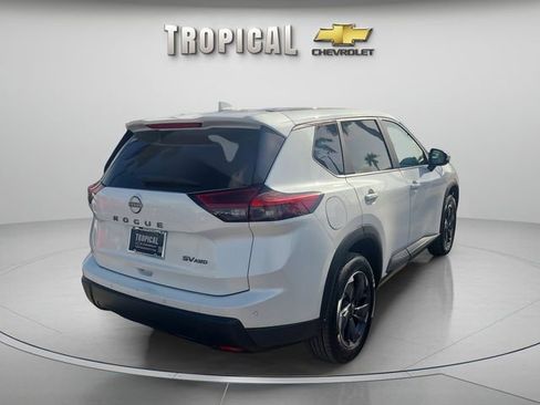 Used 2024 Nissan Rogue SV AWD/4WD image 3